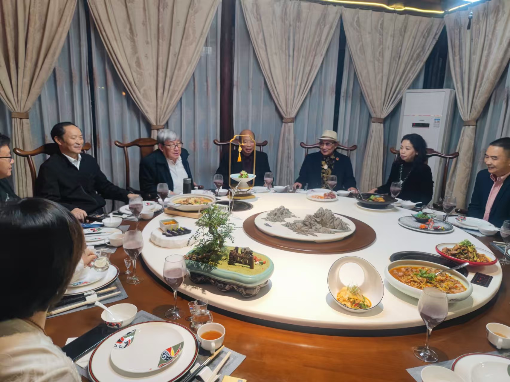 在徐家大院和国医大师潘侵存、文化艺术泰斗陈一源一起体验康圆家膳药膳汤锅